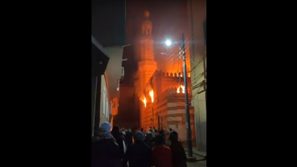 مصر.. حريق ضخم بمسجد الشيخ علم الدين بأسيوط (فيديو)