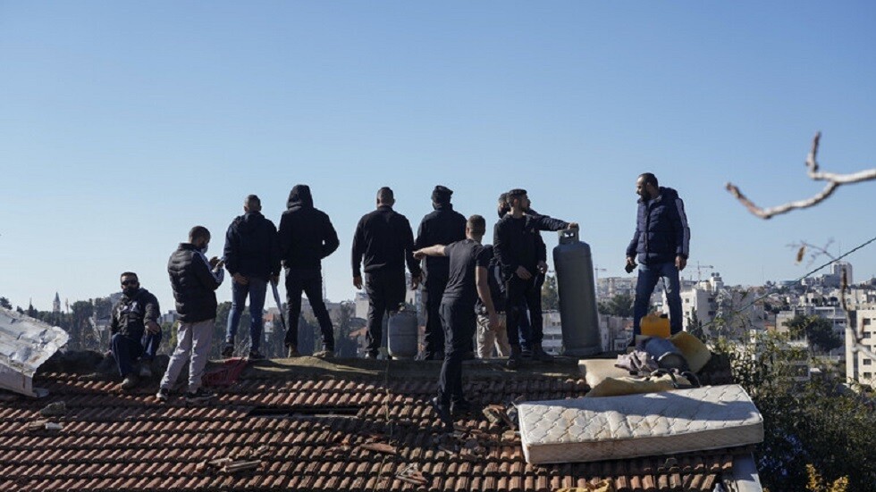 مراسلتنا: المستوطنون يستولون على أرض عائلة فلسطينية  في حي الشيخ جراح بالقدس بمساعدة طواقم البلدية