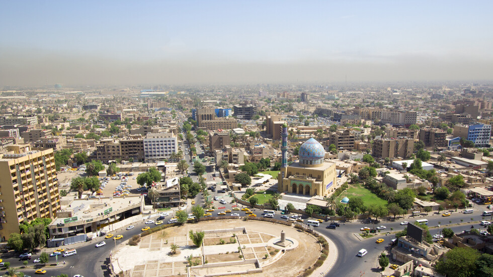 وزارة الدفاع العراقية توقف جنديا استولى على مبلغ وقود سيارة نقل فيها جثة زميله  (فيديو)