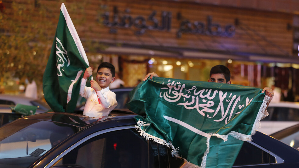 هل سيتغير شكل العلم السعودي؟