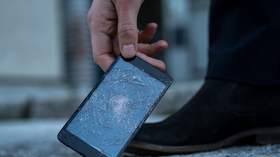 تطوير مادة "مستحيلة" لحماية الهواتف تفوق قوة الزجاج المضاد للرصاص والفولاذ وخفيفة مثل البلاستيك