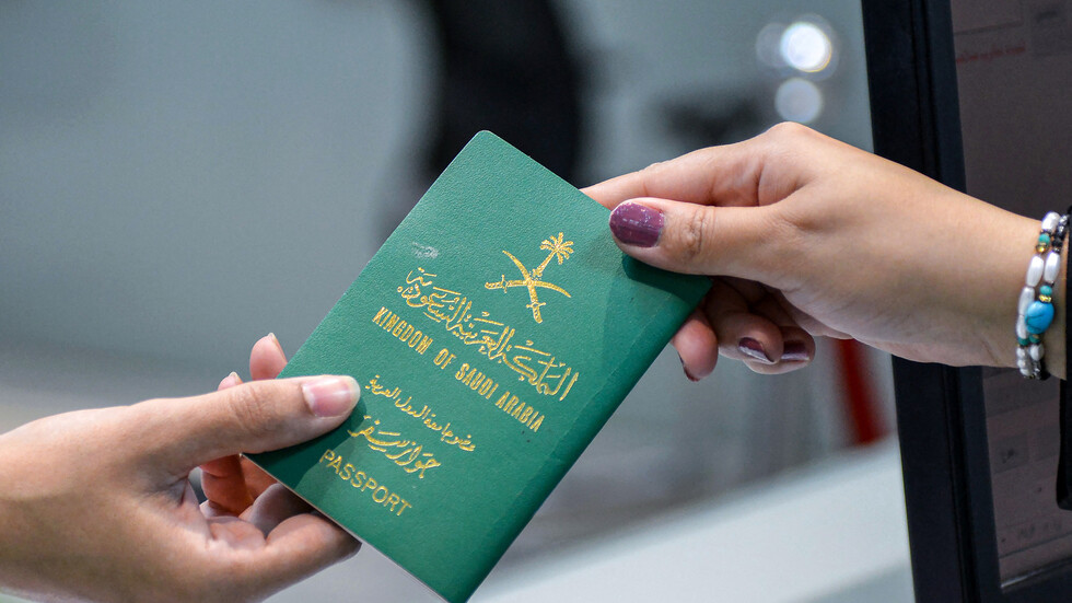مسؤول سعودي رفيع يدشن "الجواز الإلكتروني"