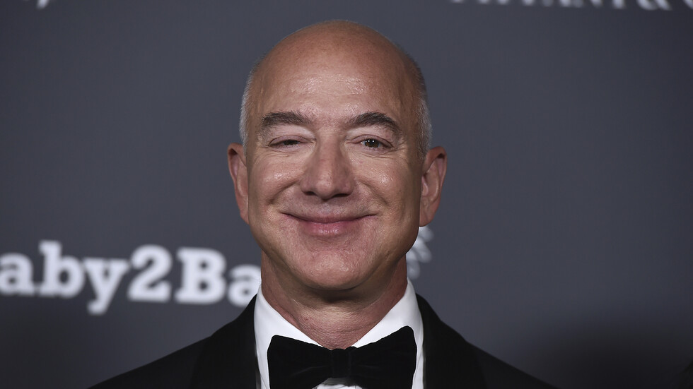 الآلاف يتجهزون لقذف يخت الملياردير جيف بيزوس بالبيض الفاسد