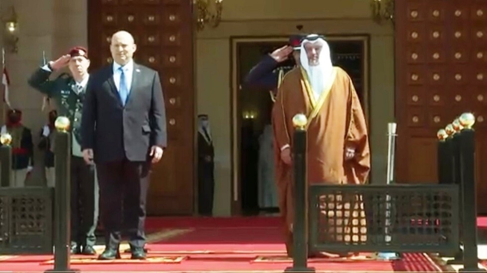 رئيس وزراء إسرائيل يلتقي ولي عهد البحرين في المنامة (فيديو)