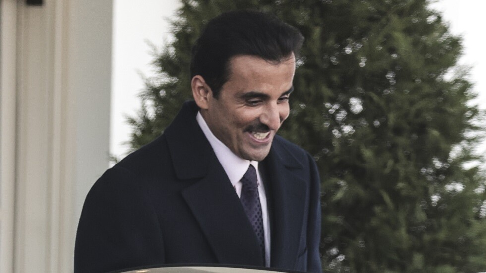 أمير قطر يستقبل الرئيس الجزائري بمطار الدوحة (صور)