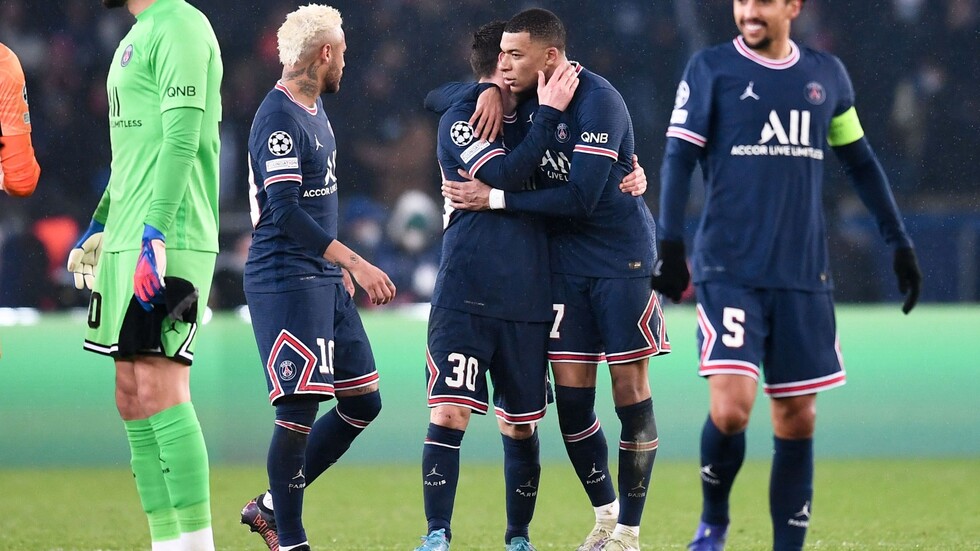 بالفيديو.. نيمار يشرب من كأس ميسي 