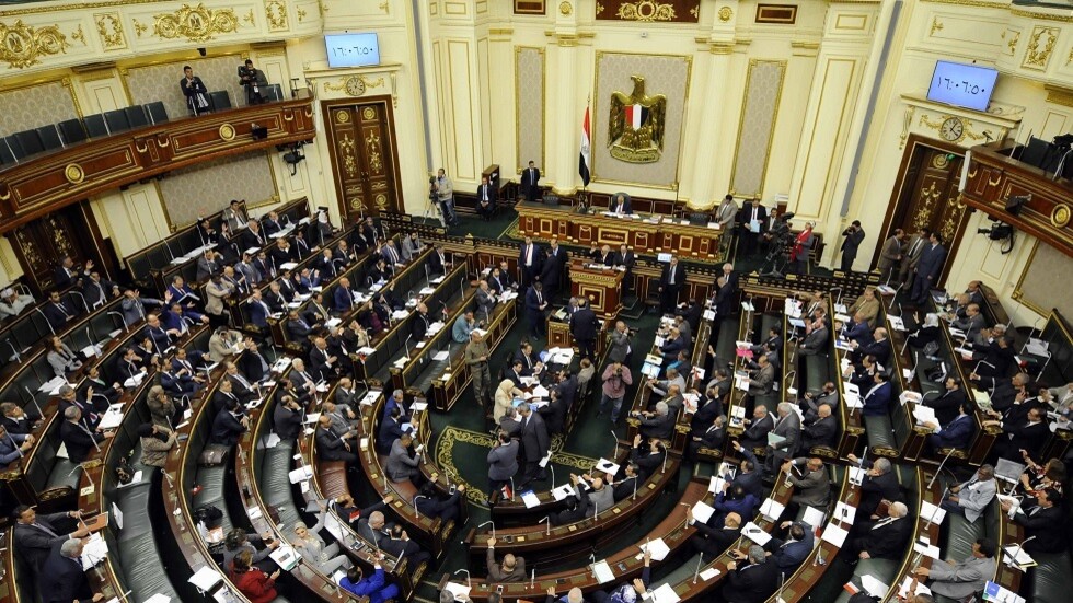 مصر.. نواب وممثلون من الأزهر ومؤسسات إعلام يؤيدون منع "غير المتخصص" من الحديث في الدين
