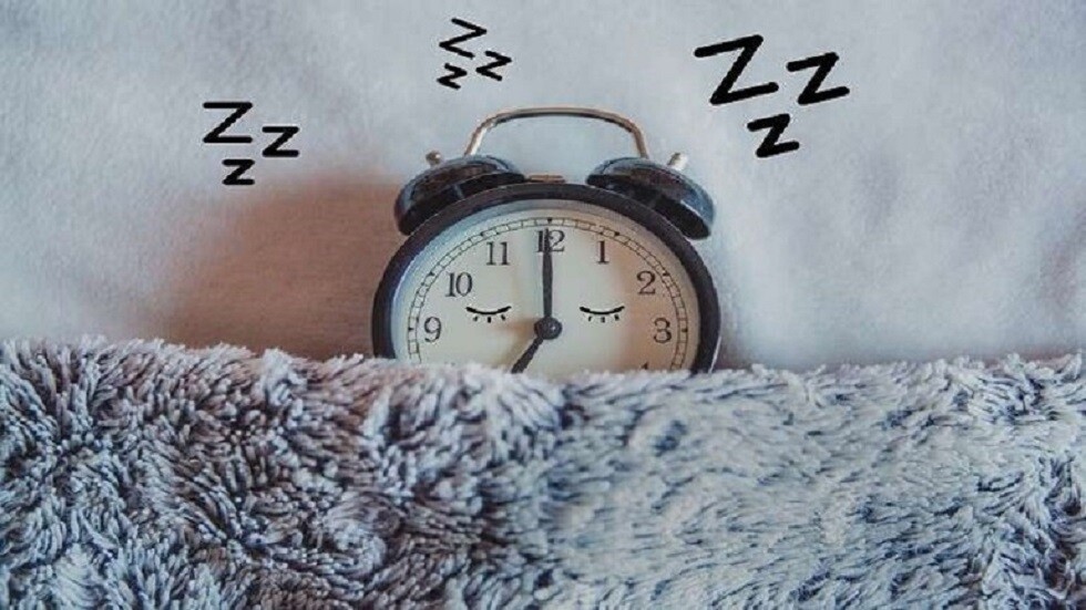 طبيبة روسية توضح كيف يمكن الاستيقاظ من دون منبه