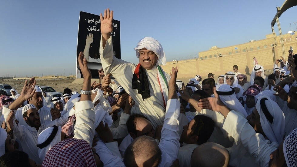 بعد العفو الأميري.. معارضون كويتيون يعودون إلى بلادهم