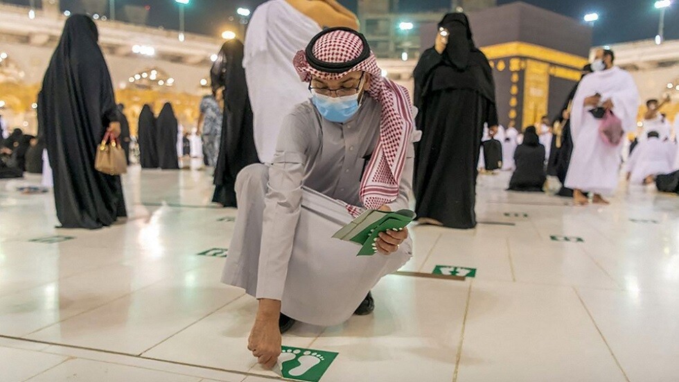 السعودية تلغي قيود التباعد بين المصلين في المسجد الحرام (فيديو وصور)