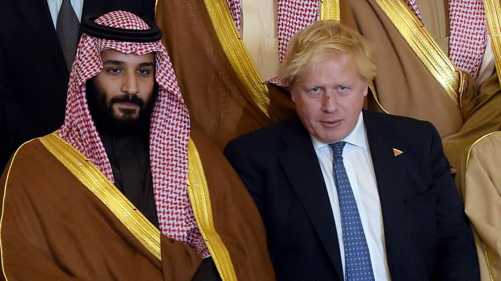 صحيفة "ذا صن": "جونسون سيحث حكام الصحراء على زيادة إنتاج الخام لخفض السعر العالمي"