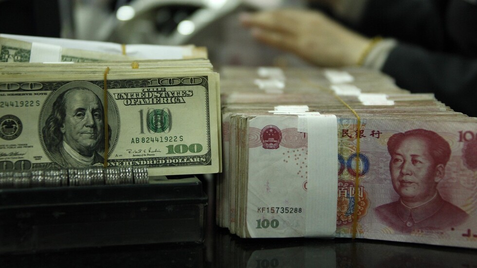 "وول ستريت جورنال": السعودية تدرس اعتماد اليوان بدلا من الدولار في مبيعات النفط للصين
