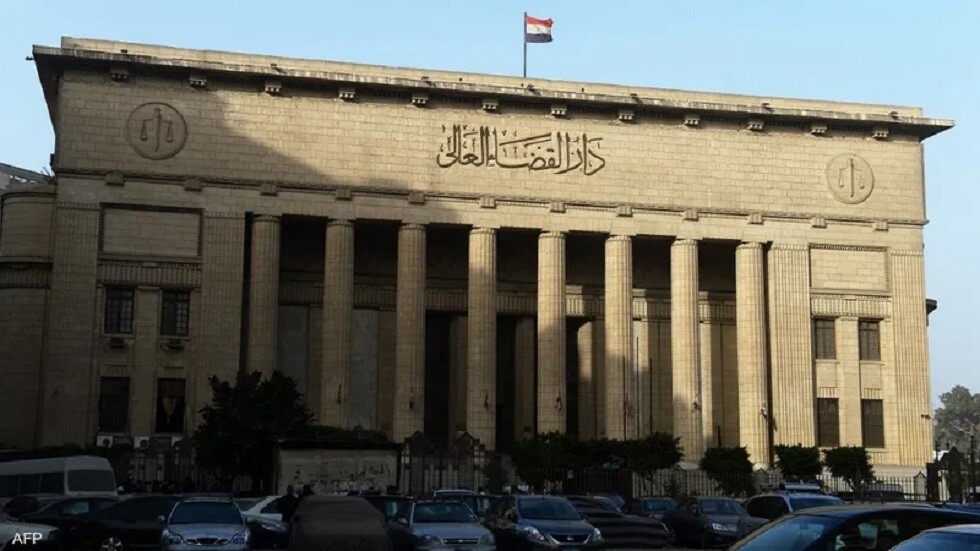 مصر.. محاكمة 8 متهمين بالتخابر مع "داعش"