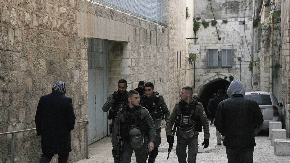 الشرطة الإسرائيلية تبحث عن شخص طعن شرطيا في القدس الشرقية