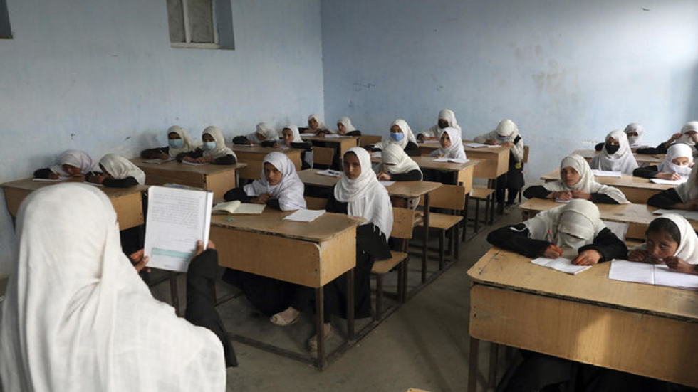 طالبان تأمر بإغلاق مدارس الفتيات الثانوية بعد ساعات من إعادة فتحها