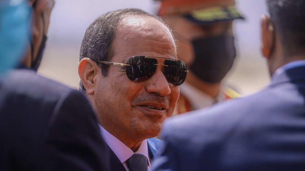 بتوجيهات من السيسي..القوات المسلحة المصرية توفر كميات من السلع الغذائية بأسعار مخفضة (فيديو)