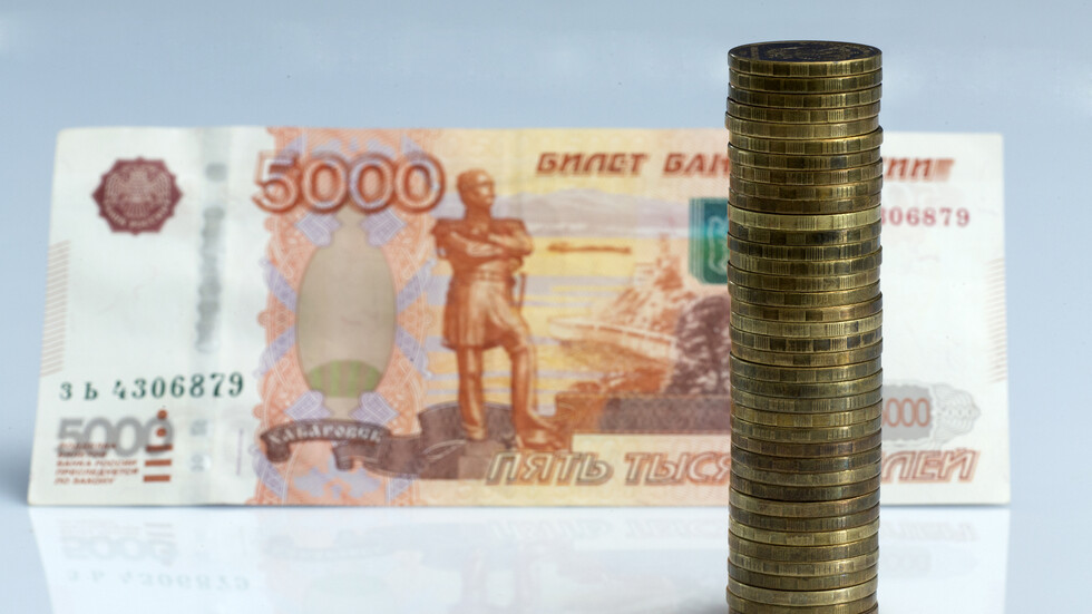 المركزي الروسي يعلن استنئاف تداولات الأسهم في بورصة موسكو بعد توقف دام نحو شهر