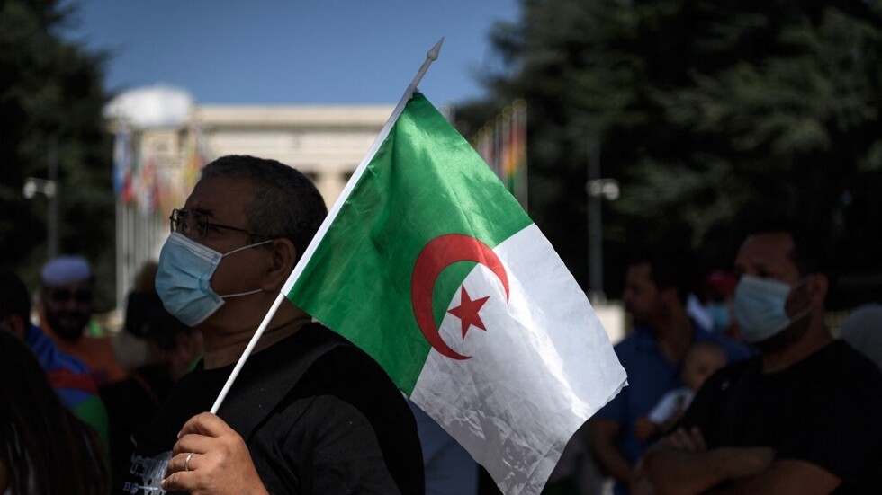 جزائرية تحاول قتل زوجها بالزيت المغلي