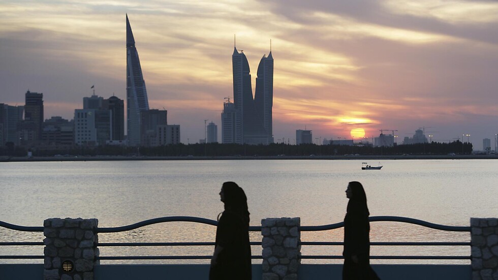 شابة تثير ضجة كبيرة في البحرين بعد "منع" دخول صديقتها إلى مطعم بسبب ارتدائها للحجاب (فيديو)