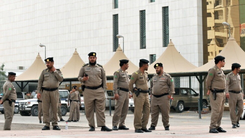 السعودية.. القبض على مقيم امتهن تزوير العملة