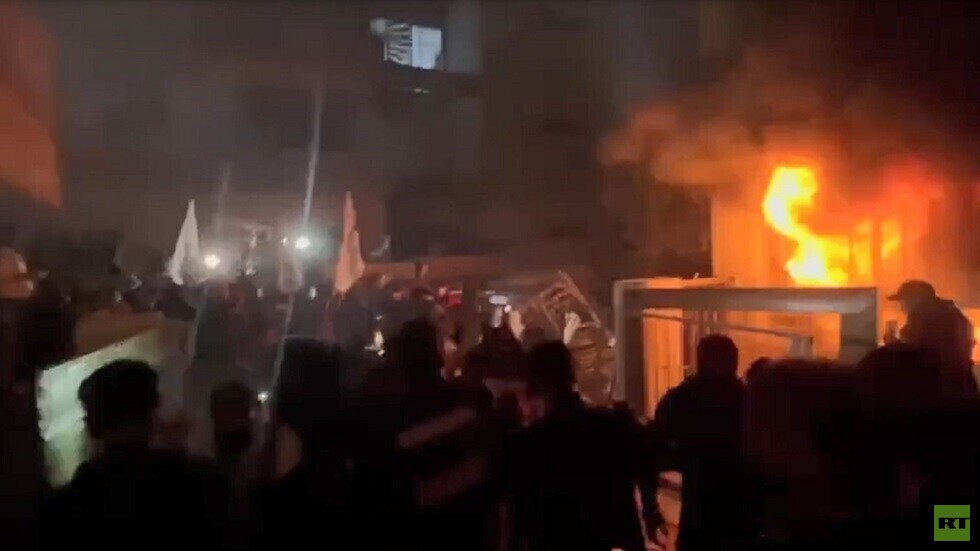 بعد إحراق مقره.. الحزب الديمقراطي الكردستاني يوقف نشاطه في بغداد