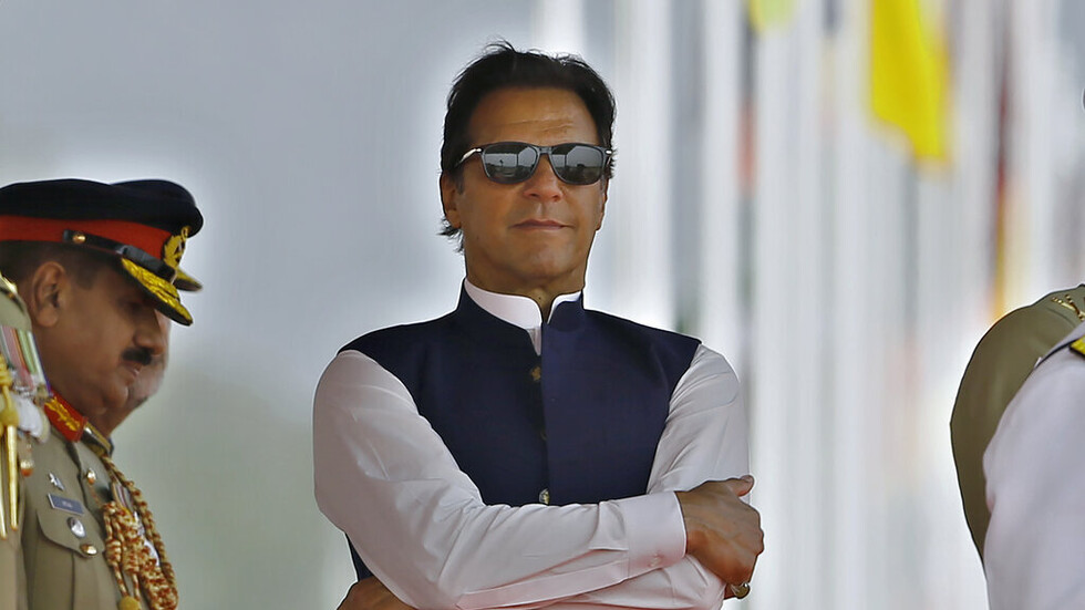 باكستان.. حلفاء عمران خان يتخلون عنه قبل التصويت على الثقة