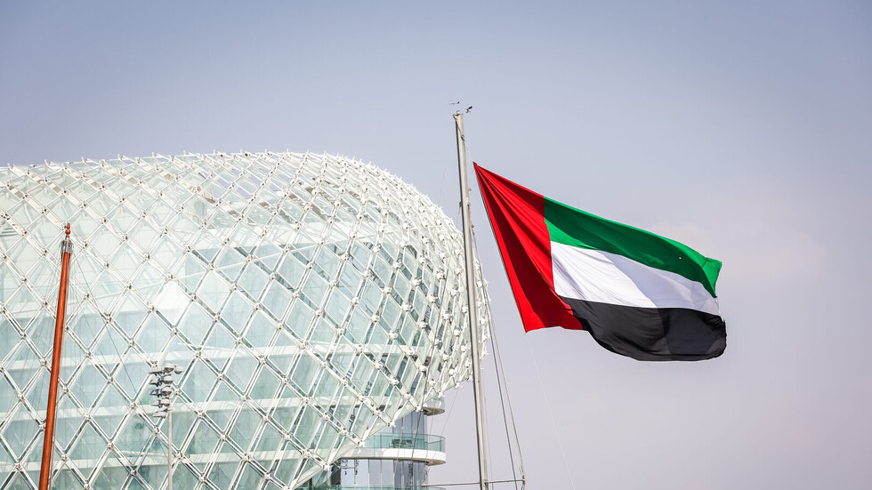 الإمارات توقف العمل بإصدار قسيمة الإقامة للأجانب