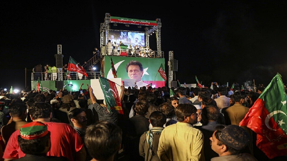 باكستان.. أنصار عمران خان ينزلون إلى الشوارع بعد إطاحة البرلمان بحكومته
