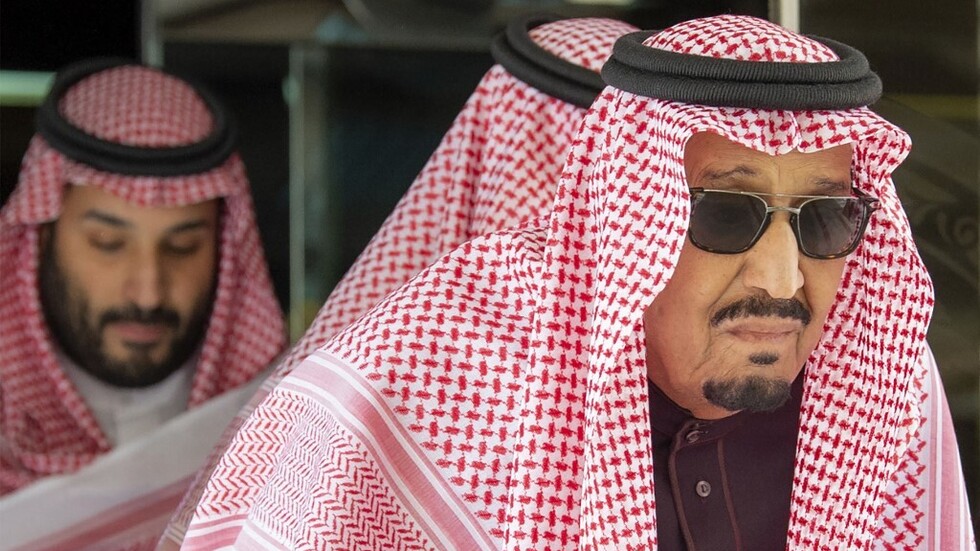 السعودية.. الملك سلمان يمنح 12 وساما