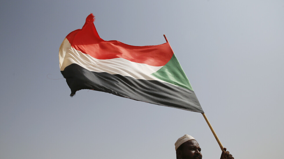 تصريحات "عنصرية" من محامي البشير داخل محكمة سودانية تثير ضجة كبيرة ومطالبات بالمحاسبة