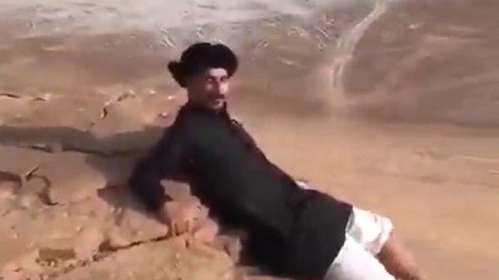 "الموت واحد".. شاب سعودي يغامر بحياته على حافة جبل شاهق في ينبع (فيديو)