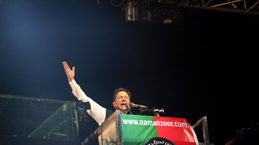 باكستان.. عمران خان يطالب بانتخابات مبكرة ويلوح بالزحف نحو العاصمة