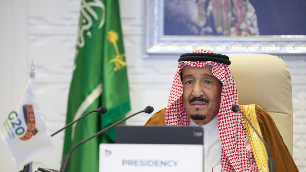 الملك السعودي وولي العهد يهنئان ماكرون