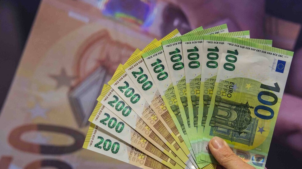 للمرة الأولى منذ يونيو 2020.. اليورو يهبط دون مستوى 77 روبلا