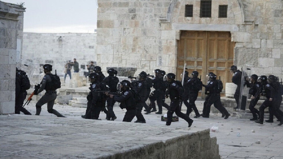 اندلاع مواجهات عنيفة في باحات المسجد الأقصى بين الفلسطينيين والجيش الإسرائيلي