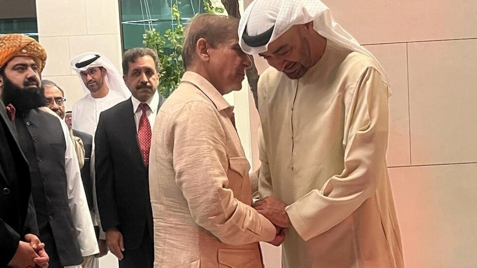 بعد السعودية.. رئيس وزراء باكستان يحط في الإمارات (صور + فيديو)