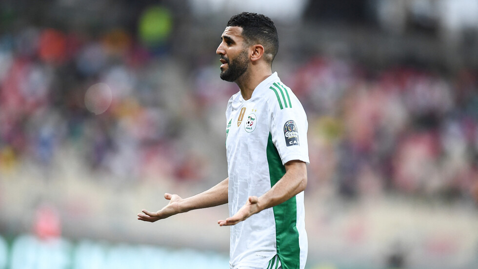 تويتر "يعاقب" محرز بعد تغريدة حول إعادة مباراة منتخب الجزائر أمام الكاميرون