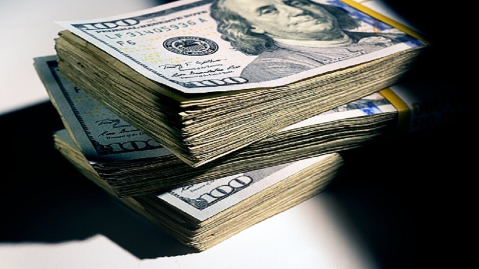 خبير اقتصادي يعلق على رفع سعر الفائدة على الدولار