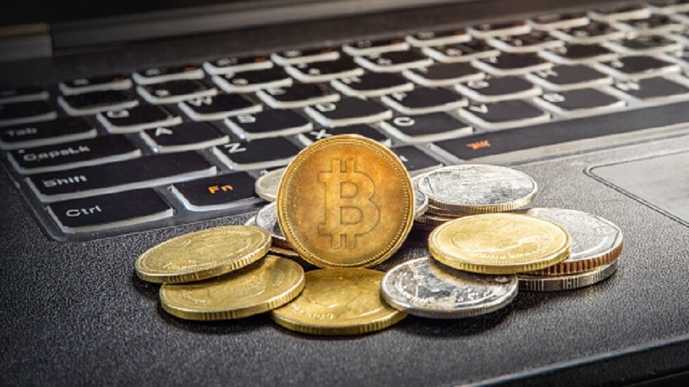عملة "بيتكوين" تتراجع نحو 10%