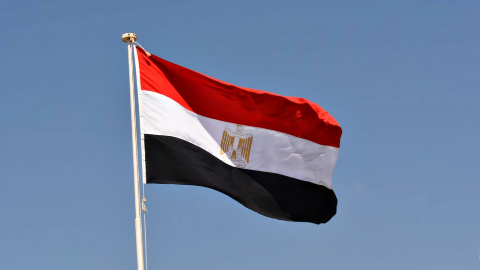 مصر.. بوستر دعائي لمغن مشهور مع فتاة حامل يثير ضجة كبيرة وانتقادات واسعة (صورة)