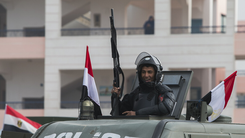 مصر.. الأمن يرد على فيديو الضابط والمواطن المثير للجدل