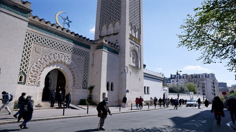 استهداف مسجد تركي في فرنسا بالزجاجات الحارقة