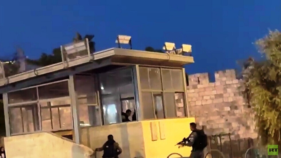 مراسلتنا: إصابة شرطي إسرائيلي خلال عملية طعن في منطقة باب العامود (فيديو)
