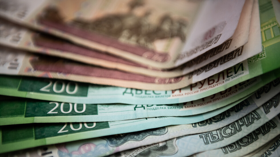 الروبل الروسي يسجل مستويات هي الأولى منذ 2020