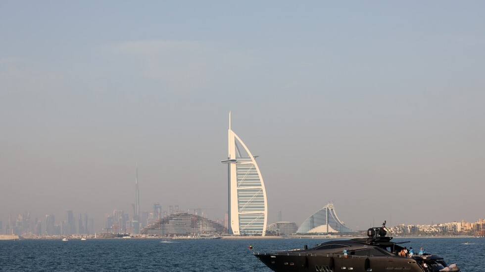 شرطة دبي توقف عضو بارز في عصابة دولية لتهريب الكوكايين عبر شحنات السكر