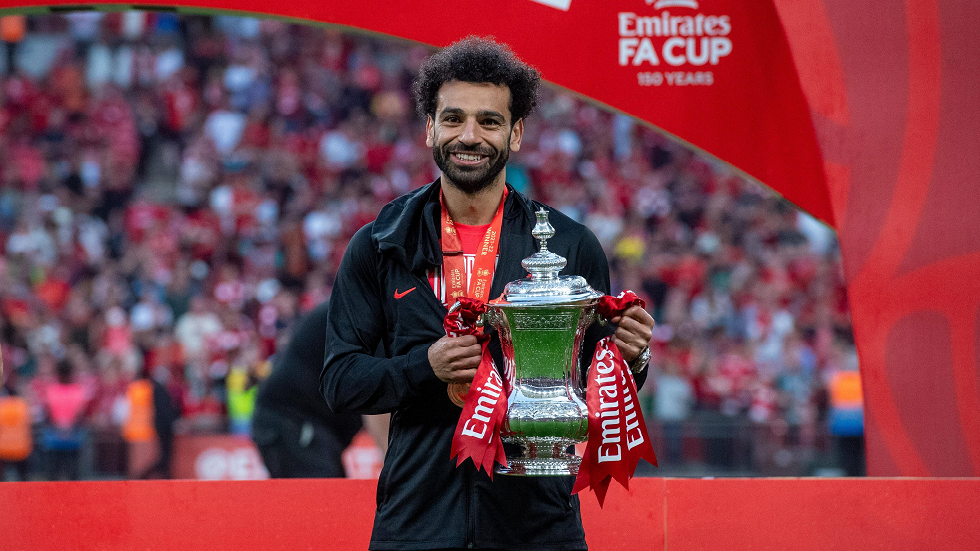 شاهد.. تصرف نبيل من صلاح بعد تتويج ليفربول بكأس إنجلترا