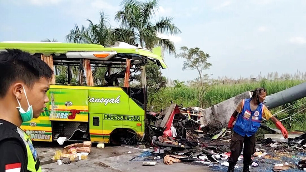 إندونيسيا.. مقتل 14 شخصا على الأقل بعد اصطدام حافلة بلوحة إعلانات