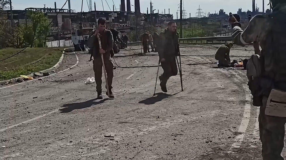 ممثلون عن كييف واللجنة الدولية للصليب الأحمر يزورون الأسرى من المقاتلين الأوكرانيين