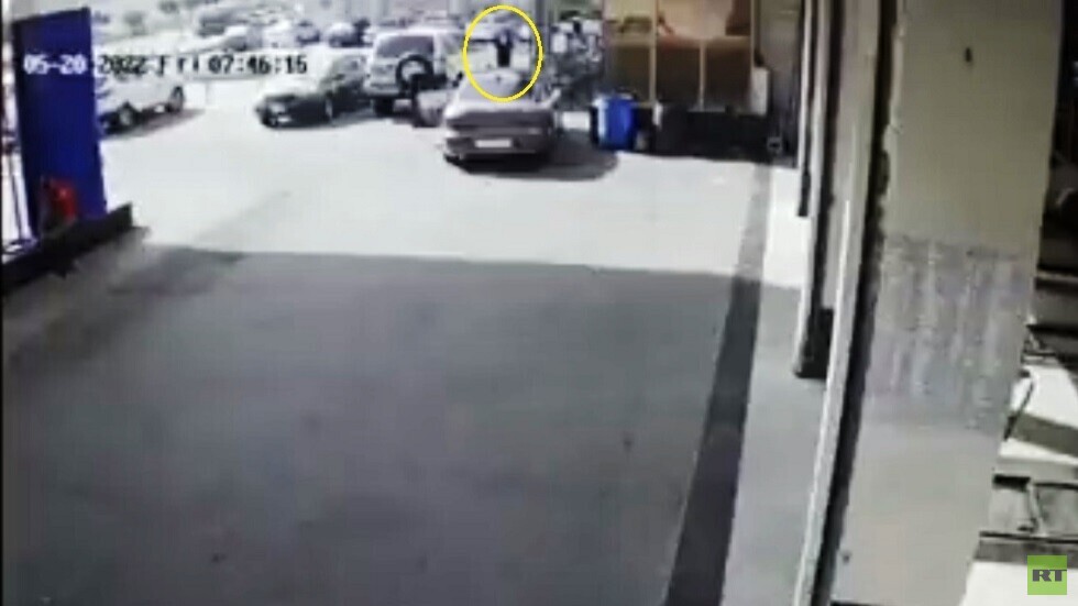 في عملية شبيهة بأفلام هوليود.. شاب سعودي يحبط سرقة سيارته في الرياض (فيديو)
