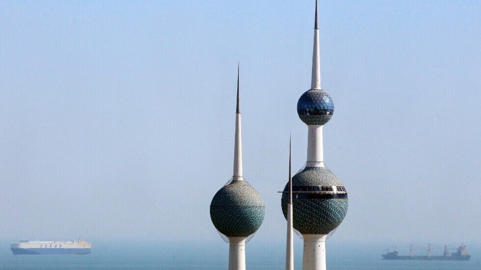 الكويت.. إلقاء القبض على مقيم يمني تسلّم نقودا مزيّفة مقابل صفقة فحم